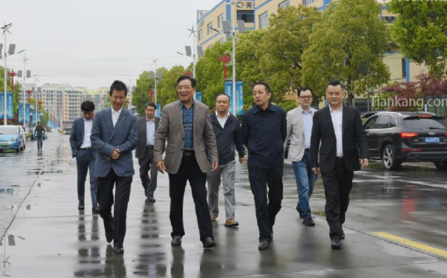 上海电气企业发展有限公司副总经理、上海重型机器厂有限公司党委书记王琪(左一)在天长市副市长陈军(右二) 上海电气企业发展有限公司副总经理、上海重型机器厂有限公司党委书记王琪(左一)在天长市副市长陈军(右二)