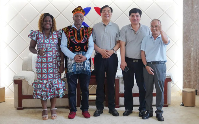 喀麦隆共和国克里比市市长Sabikanda Guy Emmanuel一行与天康集团领导合影 喀麦隆共和国克里比市市长Sabikanda Guy Emmanuel一行与天康集团领导合影